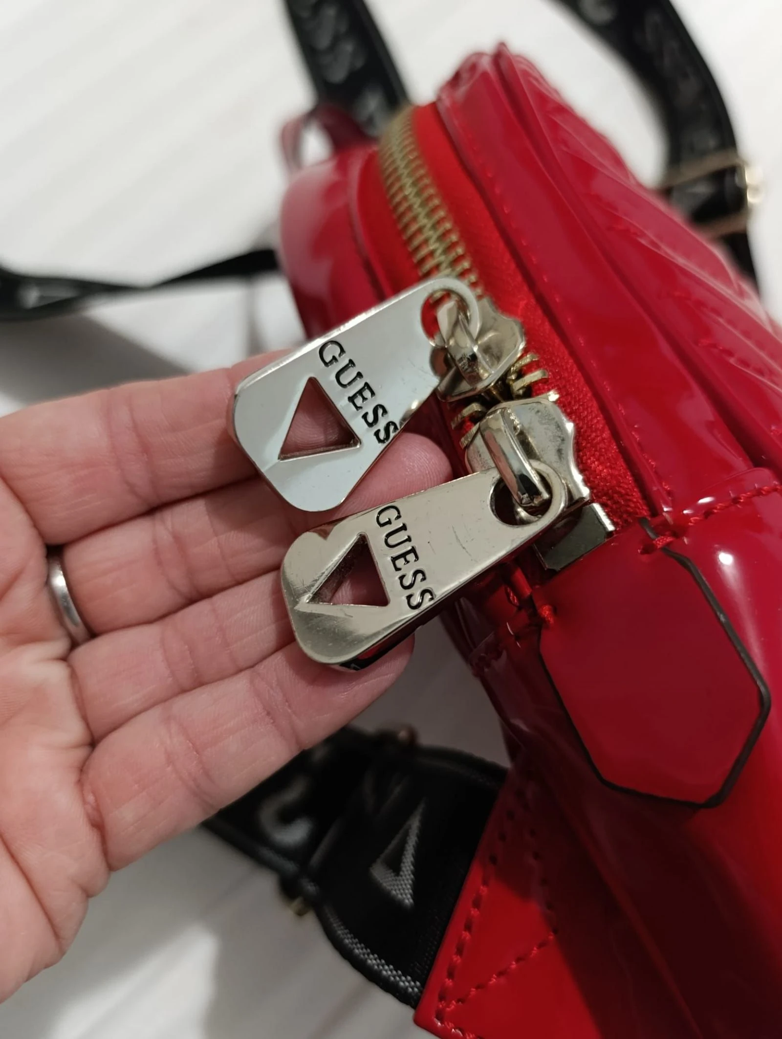 Mochila Guess charol asas deportivas  – photo 2